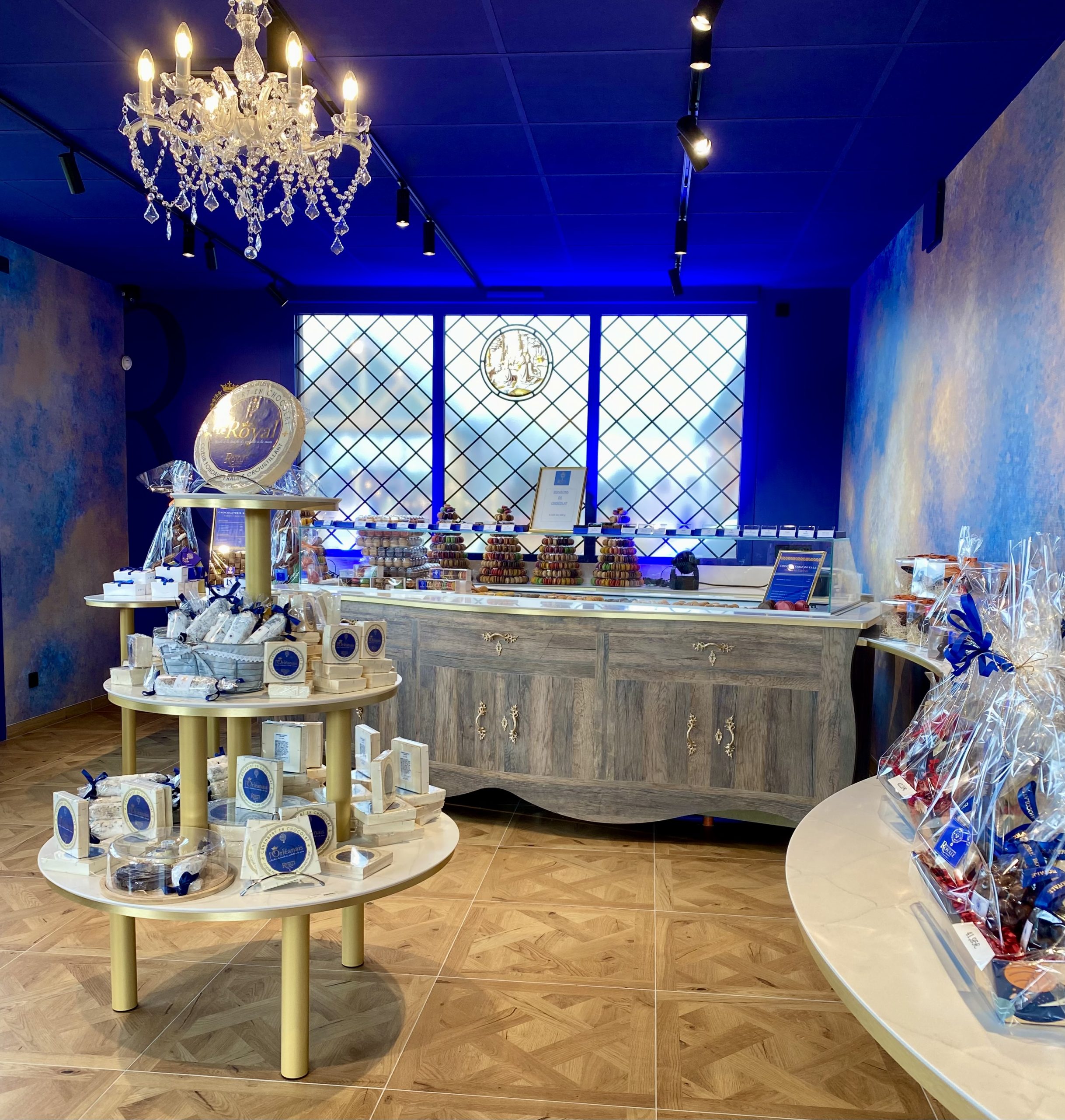 Photographie de l'aménagement d'un magasin réalisé pour la Chocolaterie Royale de Chambord.