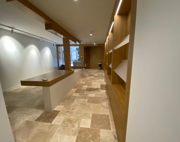 Agencement sur mesure en bois clair de la médiathèque de Villeneuve d'Aveyron.