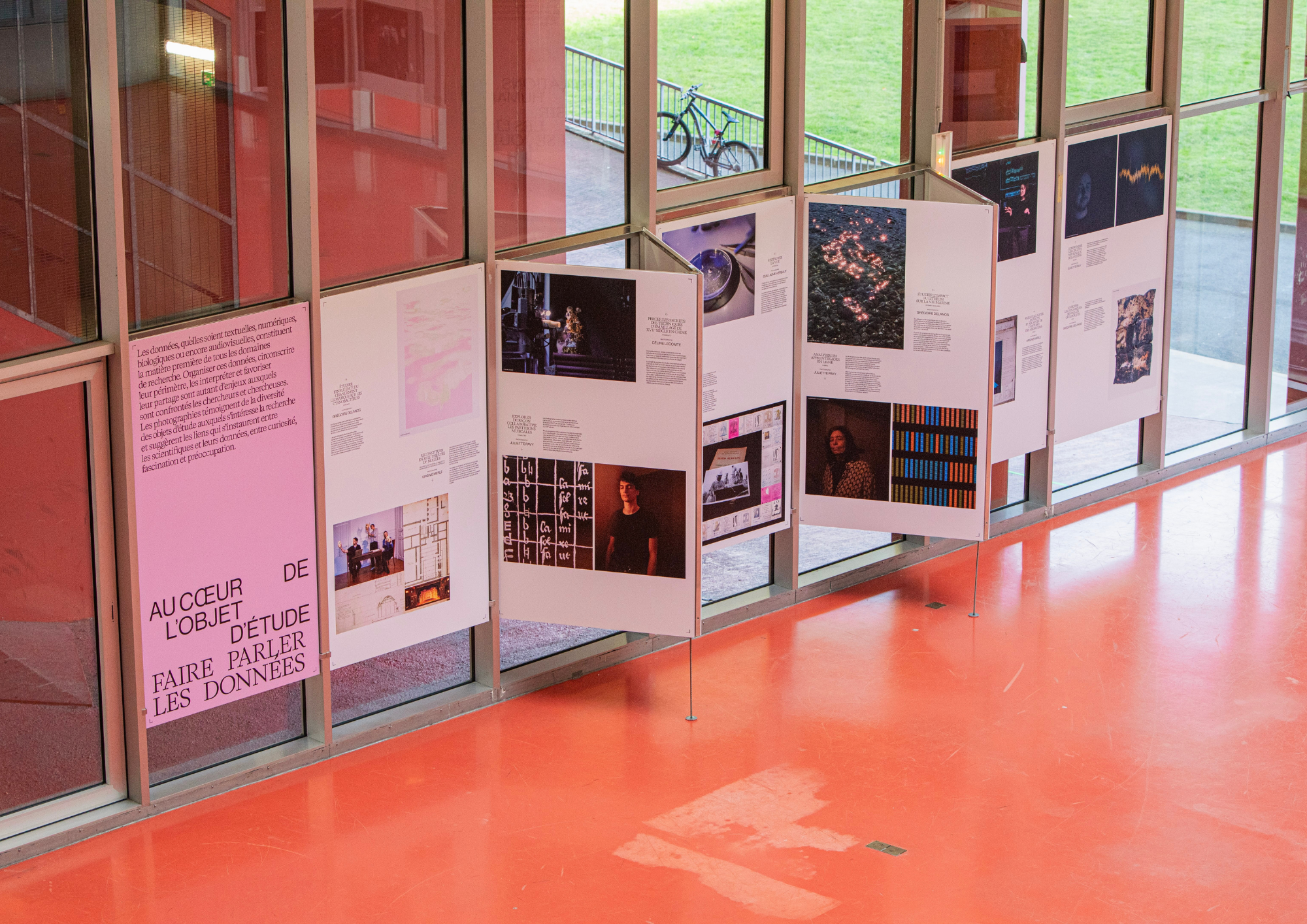 2 Structure muséographique itinérante de l'exposition Recherche sans filtre à la Sorbonne. ©JULIEN LELIEVRE