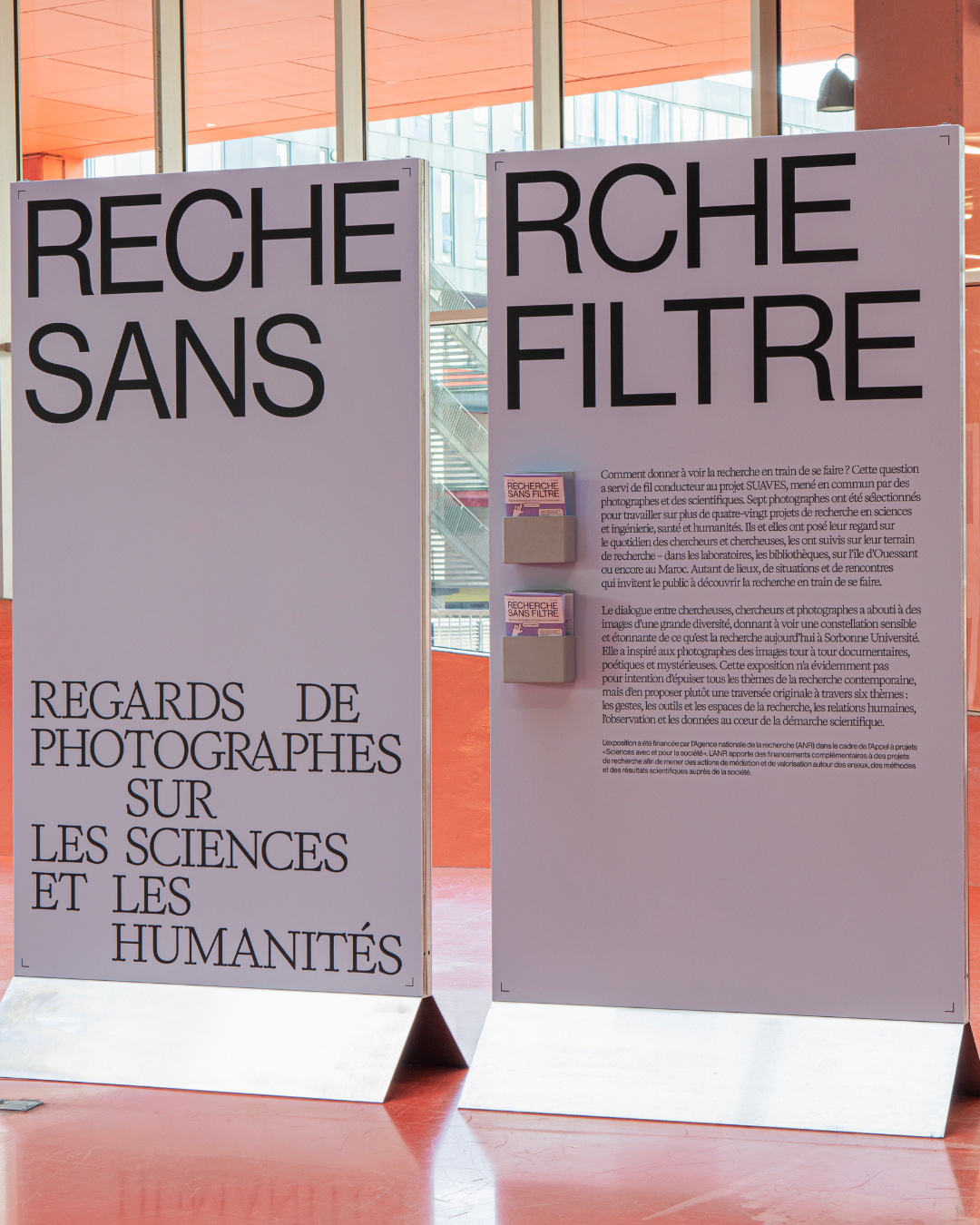 4 Structure muséographique itinérante de l'exposition Recherche sans filtre à la Sorbonne. ©JULIEN LELIEVRE