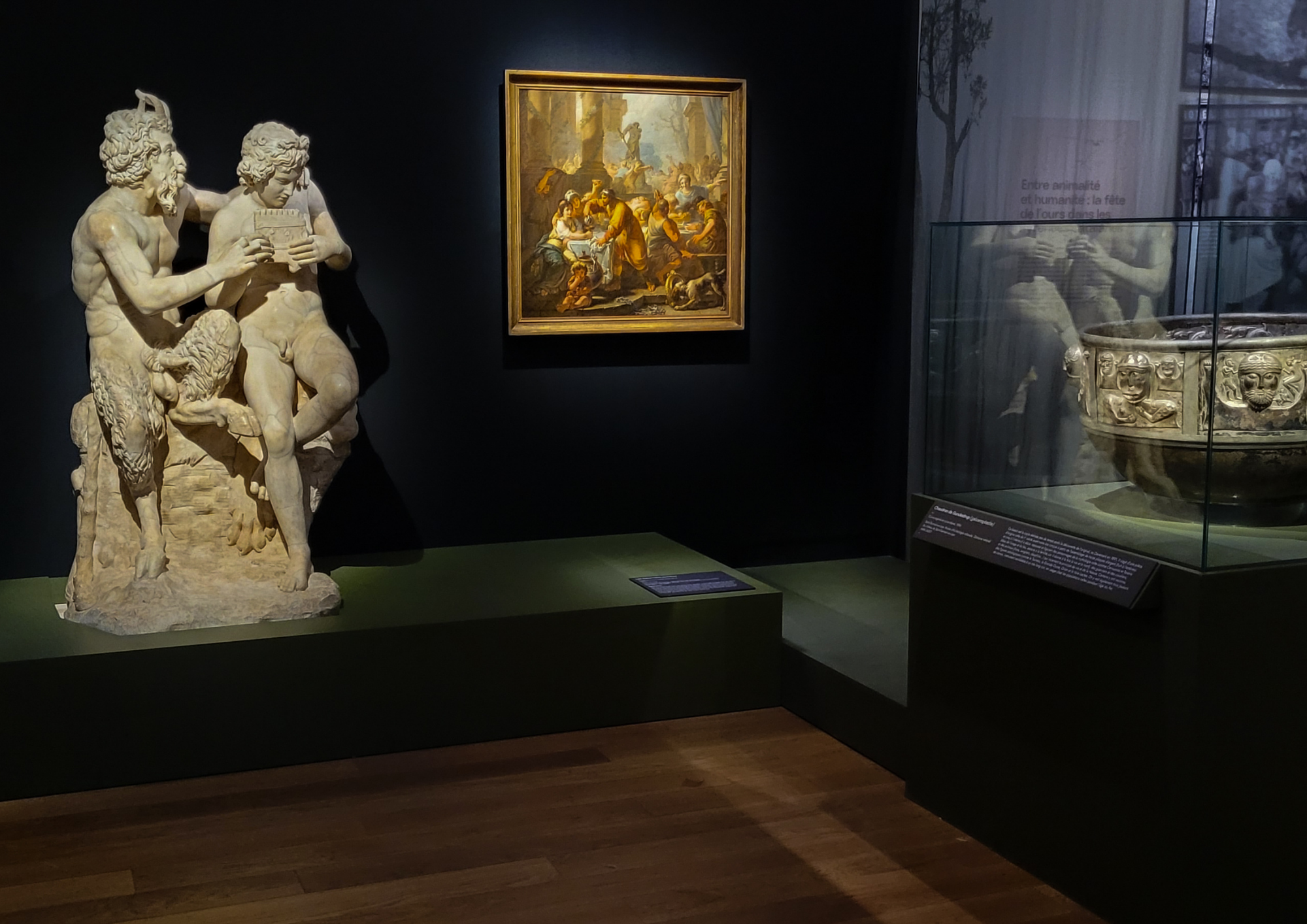 Vue d'ensemble de l'exposition Carnaval au Musée HDE à Draguignan, cimaises colorées et podiums d'exposition sur mesure. © Carole DEKENS / ATELIER FACE B