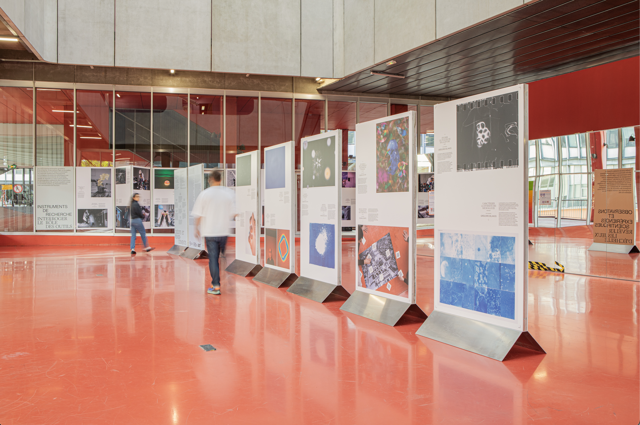 Structure muséographique itinérante de l'exposition Recherche sans filtre à la Sorbonne. ©JULIEN LELIEVRE Structure muséographique itinérante de l'exposition Recherche sans filtre à la Sorbonne. ©JULIEN LELIEVRE