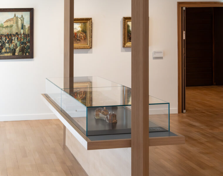 l'agencement muséographique des salles du Château de Montbéliard, mobilier en chêne et acier pour le parcours ©NATHAN CUSSOL / AFB