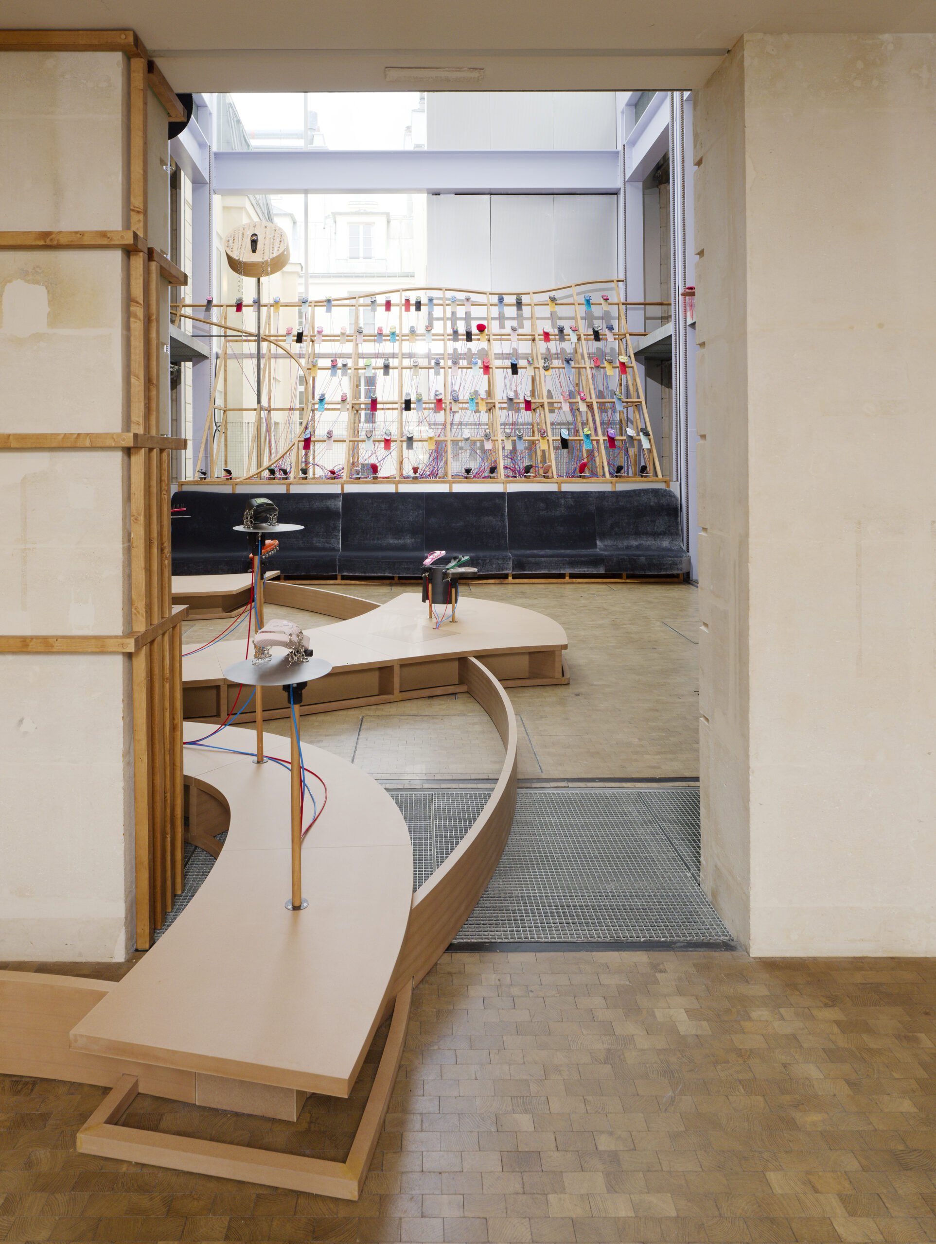 LFA 2025-Meriem Bennani-060 Installation muséographique monumentale de Meriem Bennani à Lafayette Anticipations, structure de support sur mesure et système pneumatique. © Aurélien Mole