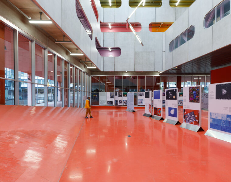 Structure muséographique itinérante de l'exposition Recherche sans filtre à la Sorbonne. © Salim Santa Lucia