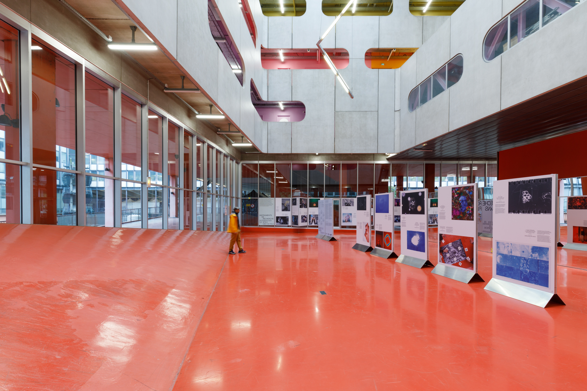 Structure muséographique itinérante de l'exposition Recherche sans filtre à la Sorbonne. © Salim Santa Lucia